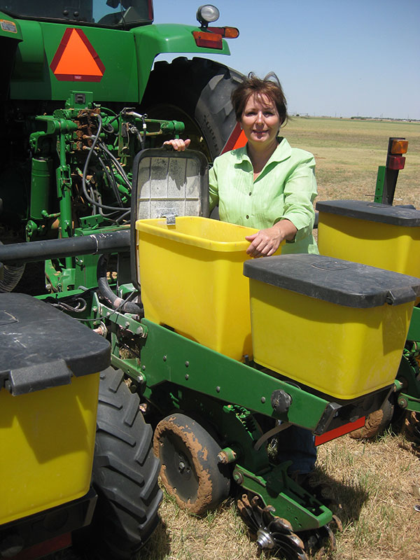 GayleWhitePlantingPeanutSeeds web